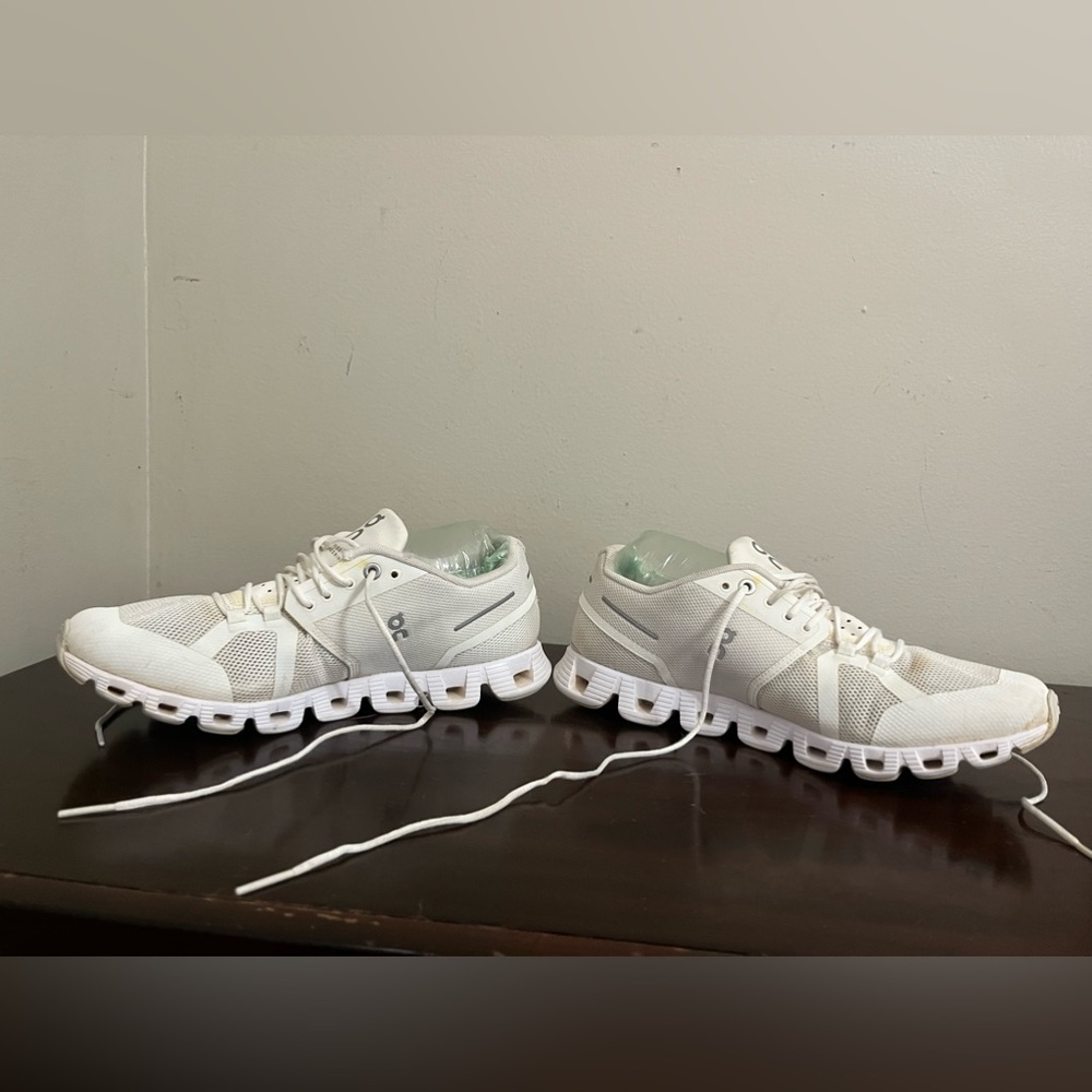BC I’m running white on clouds size 8.5 women’s